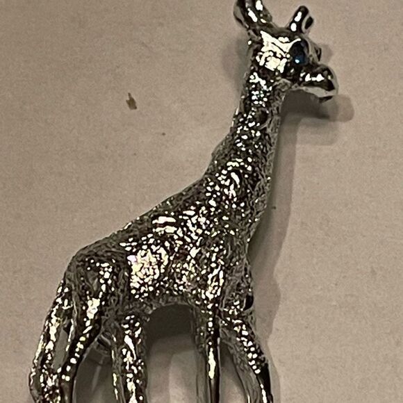 Giraffe silver tone brooch  - Picture 3 of 7